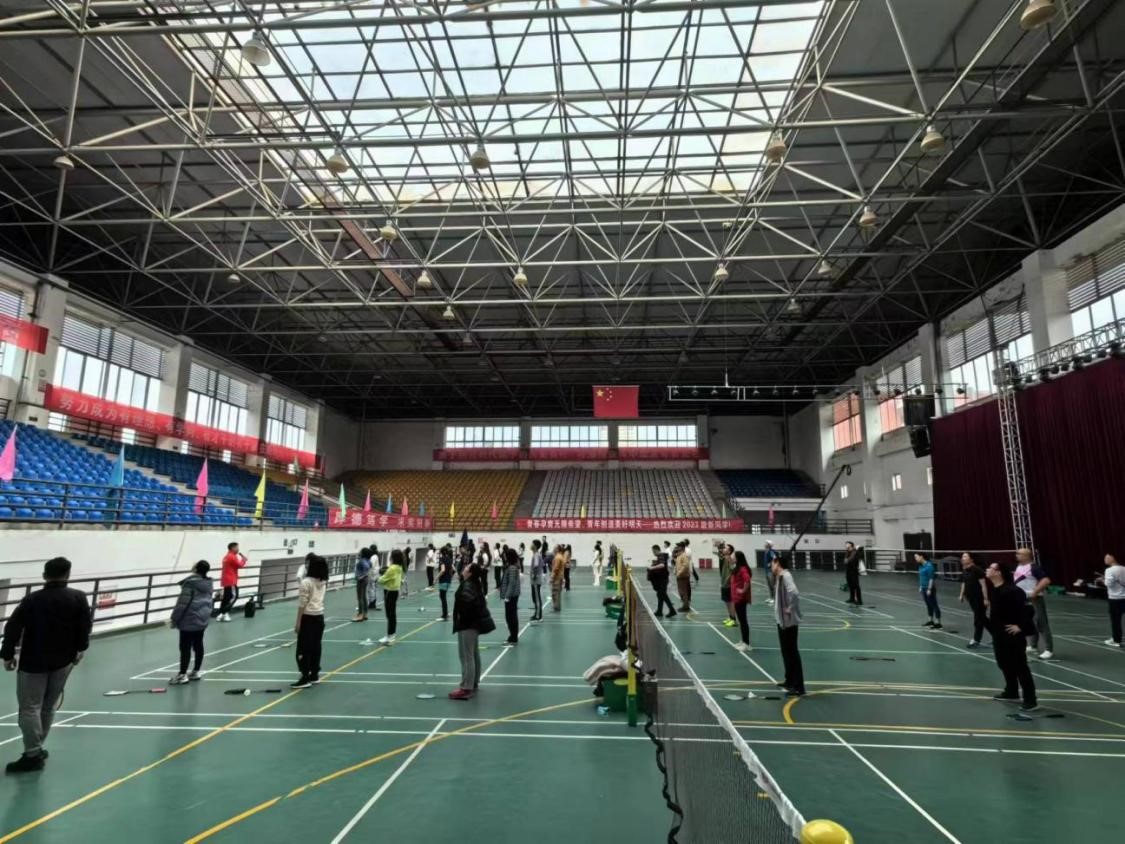 电子科技大学成都目前最好的足彩app“教职工羽毛球兴趣班”活动
